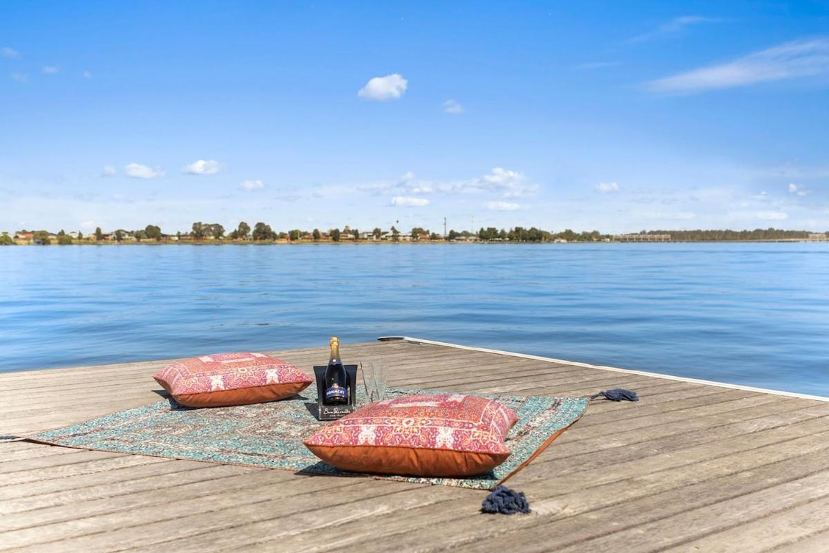 Вилла Lakehouse With Jetty & Pool Ярравонга Экстерьер фото