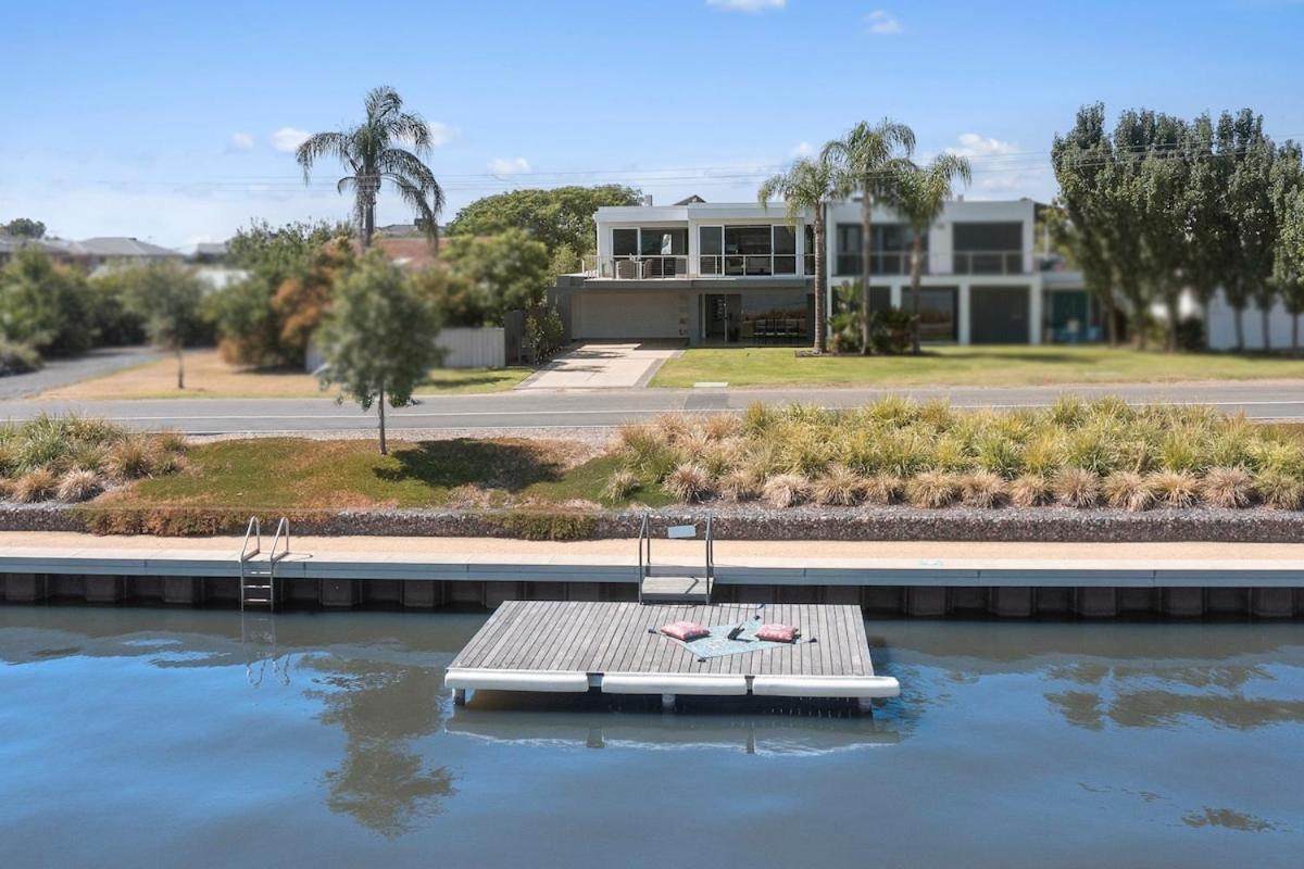 Вилла Lakehouse With Jetty & Pool Ярравонга Экстерьер фото